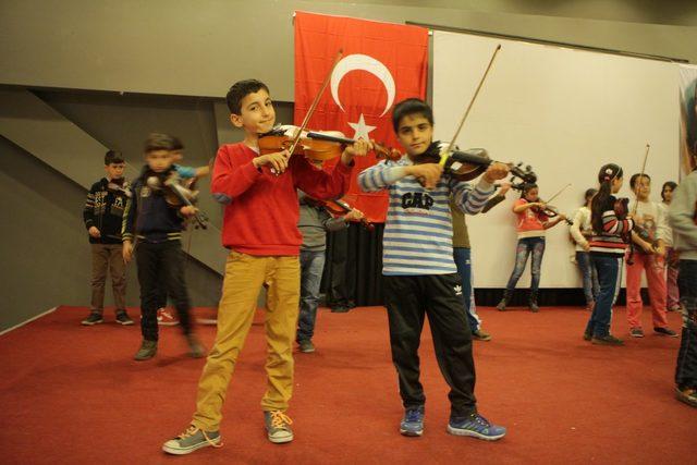 Zeytin Çekirdekleri Orkestrası, Paris yolcusu