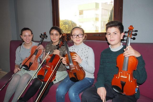 Zeytin Çekirdekleri Orkestrası, Paris yolcusu