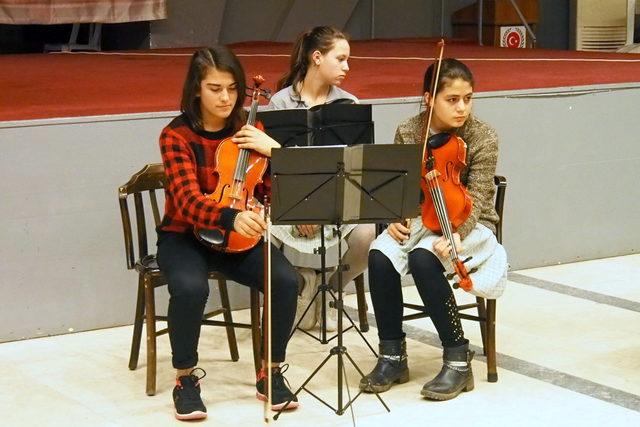 Zeytin Çekirdekleri Orkestrası, Paris yolcusu