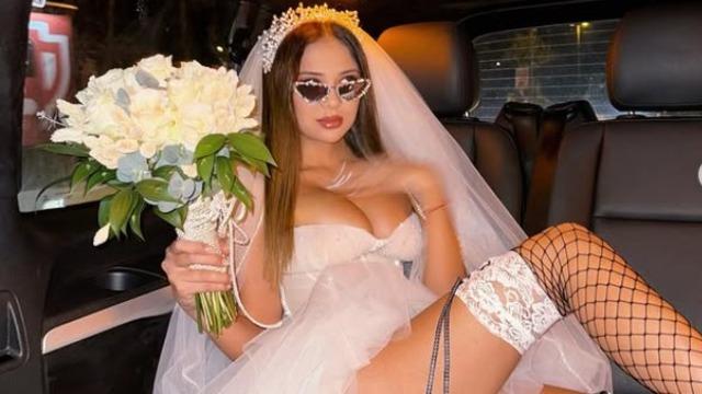 M&uuml;stehcenlik su&ccedil;lamasıyla yargılanmıştı! &Uuml;lkeyi terk etti 