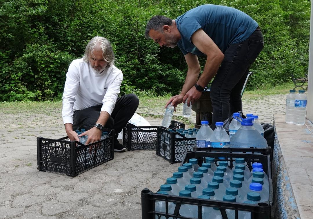 SPOŻYCIE WODY LECZNICZEJ, KTÓRA POZOSTAWIA GORZKI SMAK_760140_224308