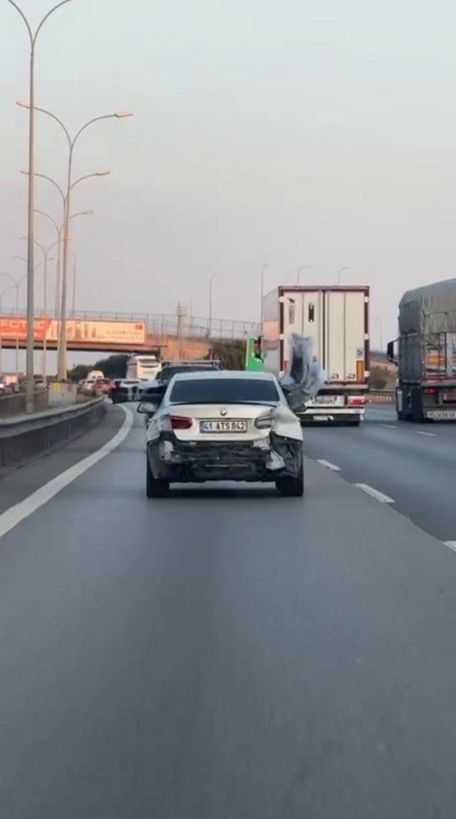 Tuzla’da ilginç görüntü: Otomobilin tamponunu arka koltukta taşıdı 1