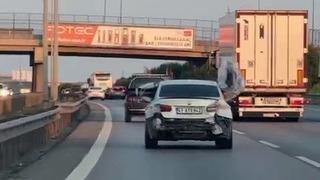 Tuzla’da ilginç görüntü: Otomobilin tamponunu arka koltukta taşıdı