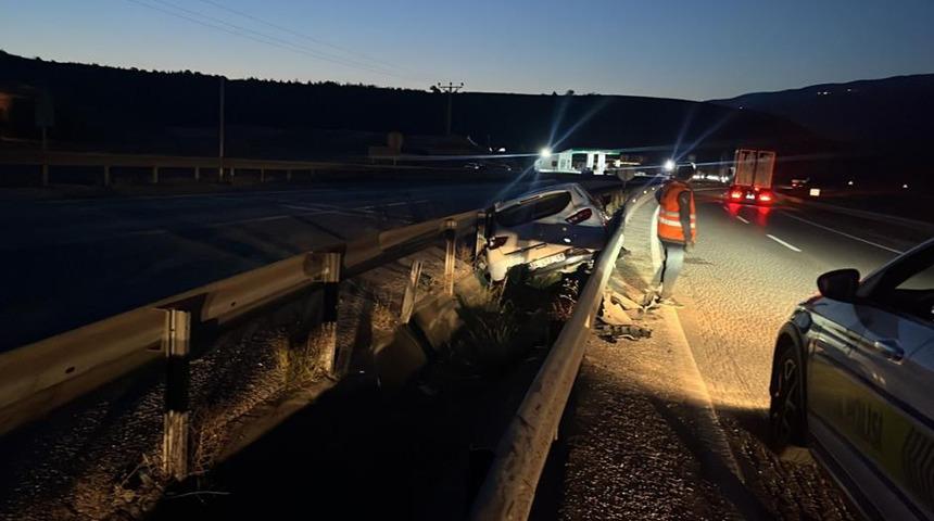 Kastamonu’da otomobil bariyerlere çarptı: 3 yaralı