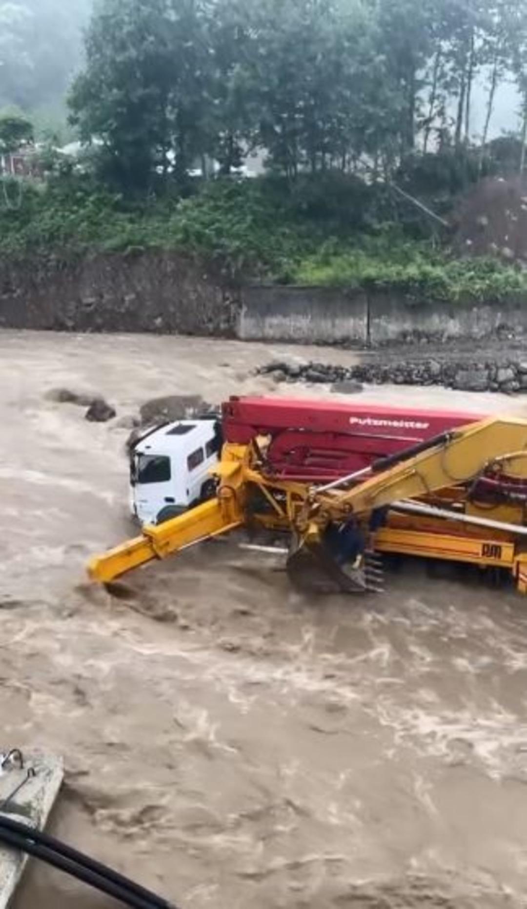 Artvin’de panik anları: İş makineleri bir anda yükselen dere sularının ortasında kaldı! 1
