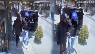 Altın almaya geldi, soyuldu! O anlar güvenlik kamerasına yansıdı