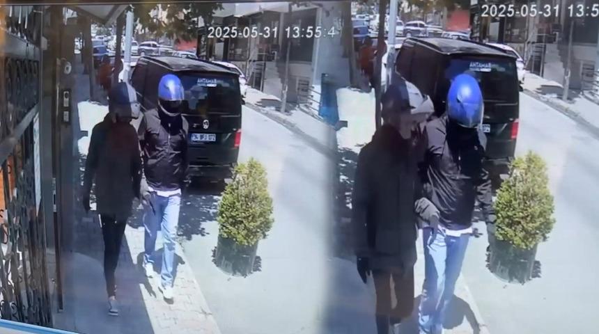 Altın almaya geldi, soyuldu! O anlar güvenlik kamerasına yansıdı