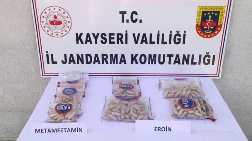 Mide ve bağırsaklarında 3 kilo uyuşturucuyla yakalandılar