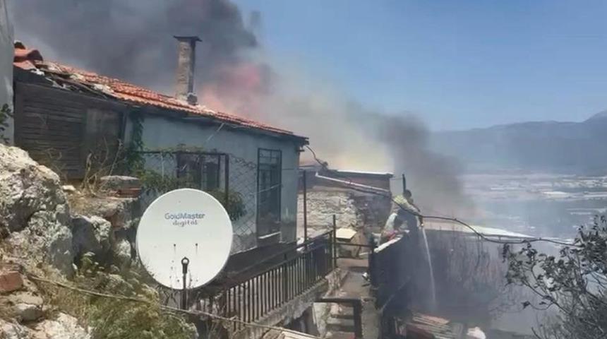 İzmir'de bahçede çıkan yangın eve ve depoya sıçradı