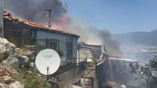 İzmir'de bahçede çıkan yangın eve ve depoya sıçradı