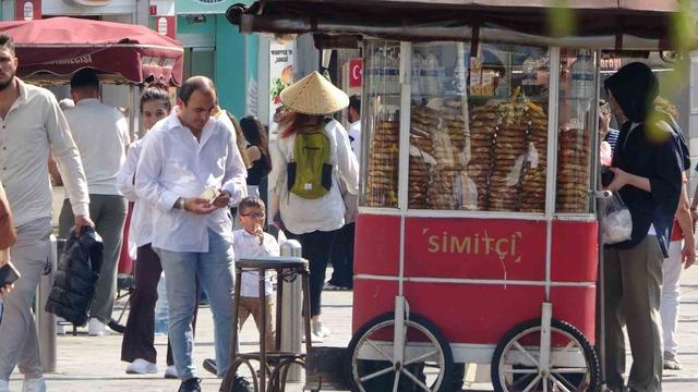 İstanbul’da sıcak hava bunalttı: Taksim’de turistler şemsiye ile gezdi