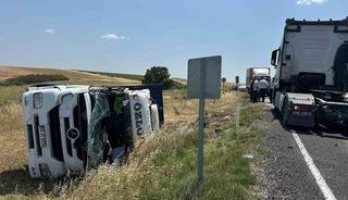 Tekirdağ’da tarlaya devrilen tırda sürücü yaralandı