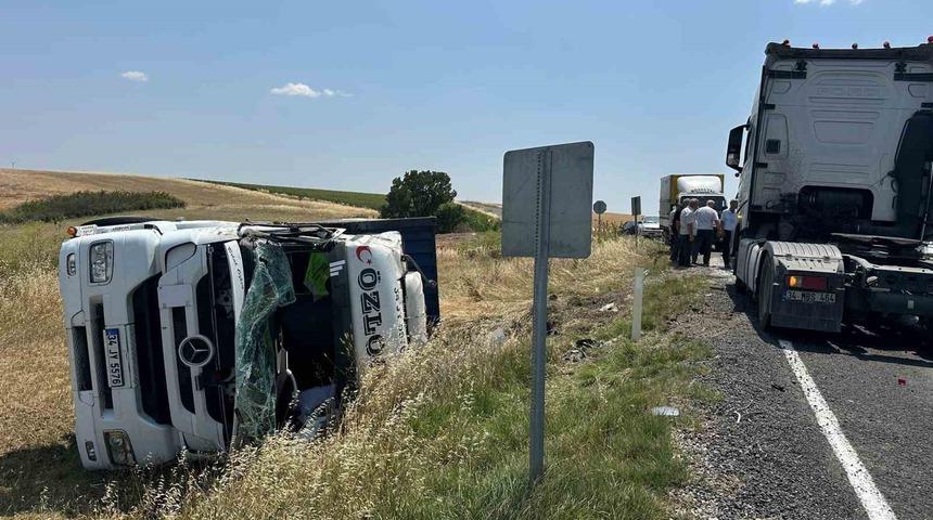 Tekirdağ’da tarlaya devrilen tırda sürücü yaralandı