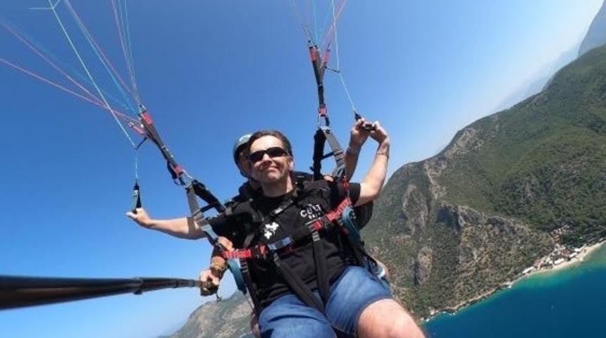 Görme engelli İngiliz turist Babadağ’dan uçtu