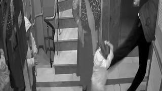 Eyüpsultan'da kan donduran görüntüler! Öz kızına tekme atıp merdivenlerden yuvarladı