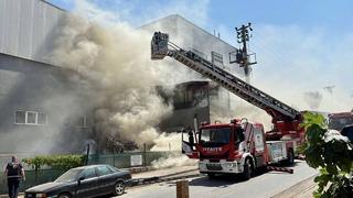 Kocaeli'de market deposunda yangın! Elektrik odasında hasar oluştu