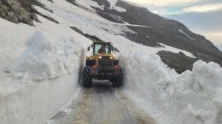 Trabzon'da yayla yollarında karla mücadele çalışması