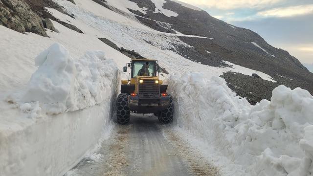 Trabzon'da yayla yollarında karla mücadele çalışması