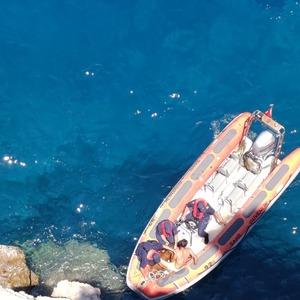 Keçi kayalıklarda mahsur kaldı, yardımına sahil güvenlik ekipleri yetişti