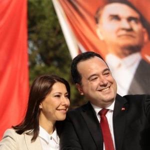 Ferdi Zeyrek'in vefatının ardından Manisa Büyükşehir Belediye Başkanlığı’na seçilmişti! Besim Dutlulu'nun evlilik yıl dönümü paylaşımına yorum yağdı