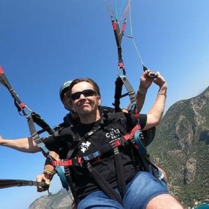 Görme engelli İngiliz turist, Babadağ'dan yamaç paraşütüyle uçtu!