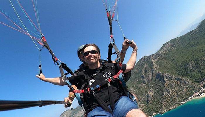 20405252-700x400 Görme engelli İngiliz turist, Babadağ'dan yamaç paraşütüyle uçtu!