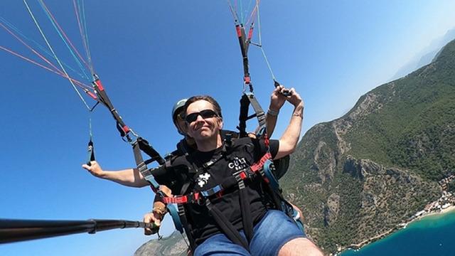 Görme engelli İngiliz turist, Babadağ'dan yamaç paraşütüyle uçtu!