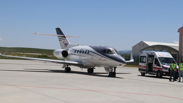 Ağrı'da kalp rahatsızlığı olan bebek ambulans uçakla Ankara'ya sevk edildi