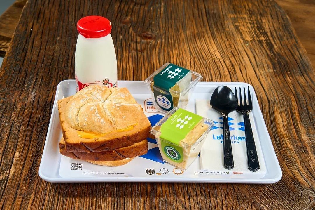 Leberkas Burger şimdi de Türk tüketicilerin damak zevkine hitap edecek 1