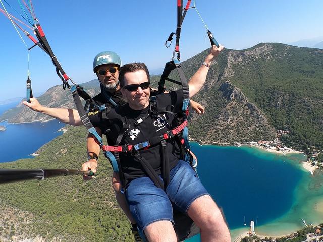 Görme engelli turistin uçma hayali Fethiye'de gerçekleşti