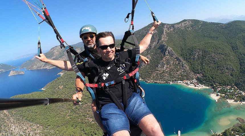 Görme engelli İngiliz turistin uçma hayali Fethiye'de gerçekleşti