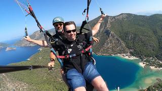 Görme engelli İngiliz turistin uçma hayali Fethiye'de gerçekleşti