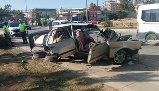 Karşı şeride geçti, servis araçlarına çarptı: 10 yaralı