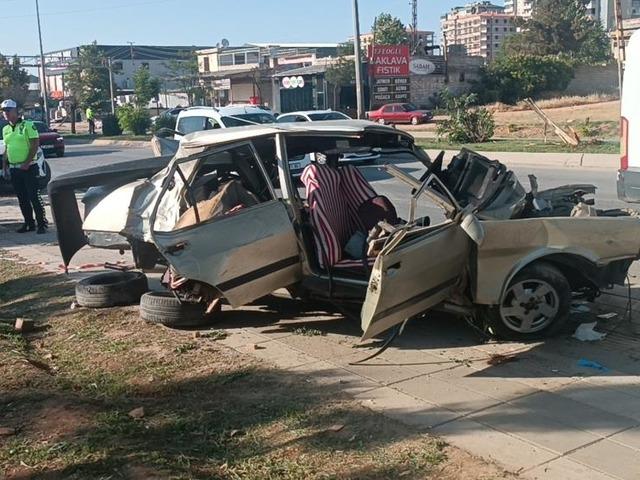 Karşı şeride geçti, servis araçlarına çarptı: 10 yaralı