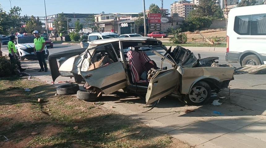 Gaziantep'te karşı şeride geçen otomobil ile 2 servis minibüsü çarpıştı; 10 yaralı
