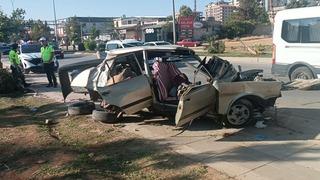 Gaziantep'te karşı şeride geçen otomobil ile 2 servis minibüsü çarpıştı; 10 yaralı
