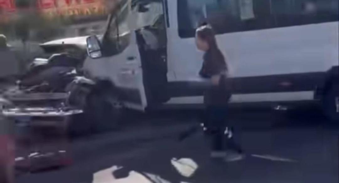 Gaziantep te karşı şeride geçen otomobil ile 2 servis minibüsü çarpıştı; 10 yaralı 1