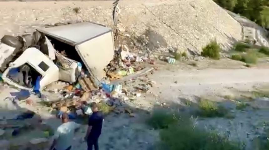 Antalya’da yoldan çıkan kamyon boş alana yuvarlandı: Sürücüsü ağır yaralandı