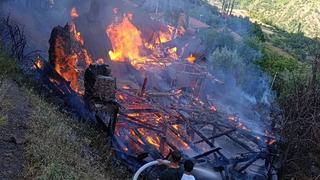 Köyde çıkan yangın 2 evi küle çevirdi