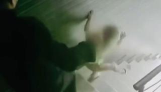 Kızına tekme atıp merdivenden iten babaya gözaltı