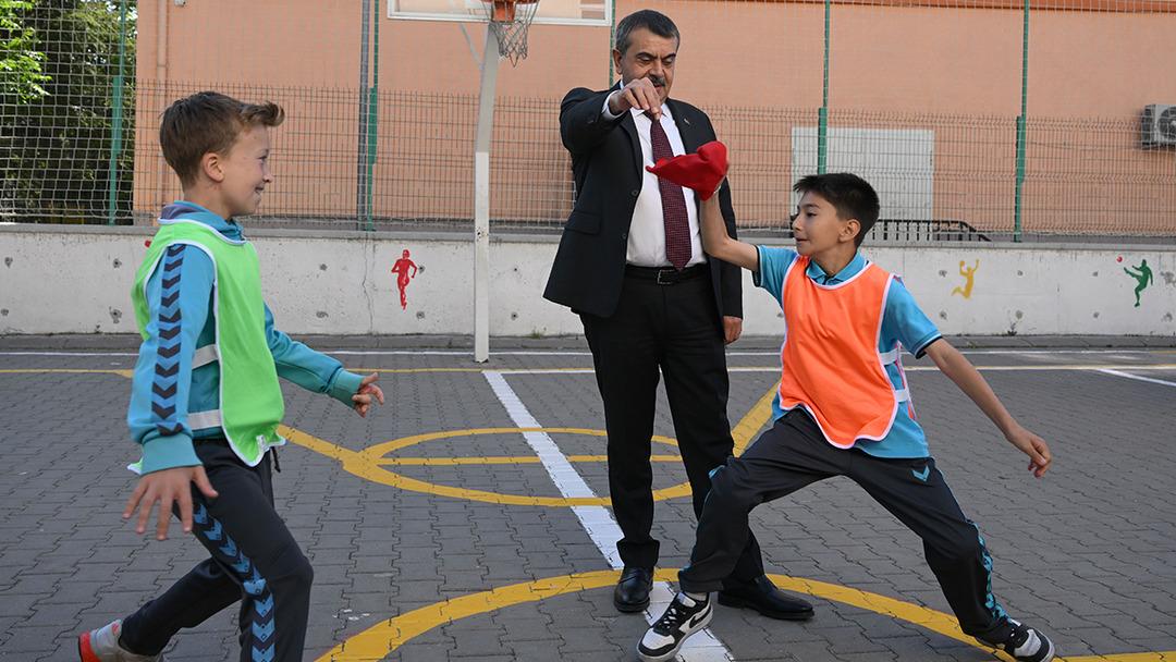 Millî Eğitim Bakanı Yusuf Tekin ile öğretmen arasındaki diyalog gündem oldu:  Çıldıracak gibi oluyoruz” 1