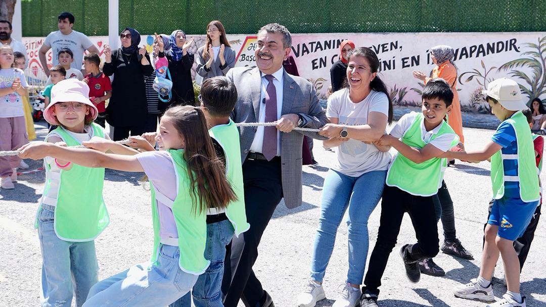 Millî Eğitim Bakanı Yusuf Tekin ile öğretmen arasındaki diyalog gündem oldu:  Çıldıracak gibi oluyoruz” 2