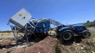 Traktör, trafoya çarptı: 2 yaralı