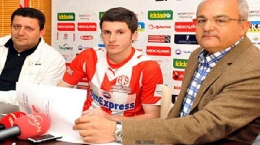 H&uuml;seyin'den 5 yıllık imza!