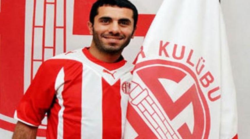 &Uuml;nl&uuml; futbolcu, eşine yaklaşmayacak!