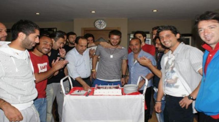 Yenal Tuncer'e kremalı kutlama!