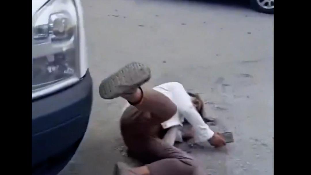 1200xauto Başıboş sokak köpeklerinin toplanmasını istemeyen kadın, kendini yerden yere attı! Aracın önüne atlayıp bayılma numarası yaptı