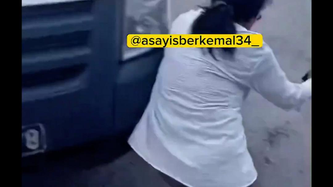 1200xauto Başıboş sokak köpeklerinin toplanmasını istemeyen kadın, kendini yerden yere attı! Aracın önüne atlayıp bayılma numarası yaptı