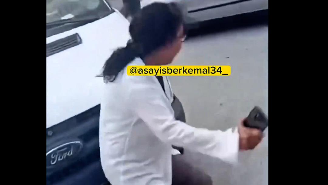 1200xauto Başıboş sokak köpeklerinin toplanmasını istemeyen kadın, kendini yerden yere attı! Aracın önüne atlayıp bayılma numarası yaptı