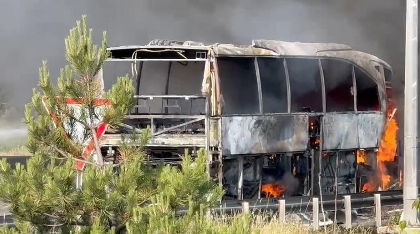 TEM'de yangın paniği! Yolcu otobüsü alev alev yandı...